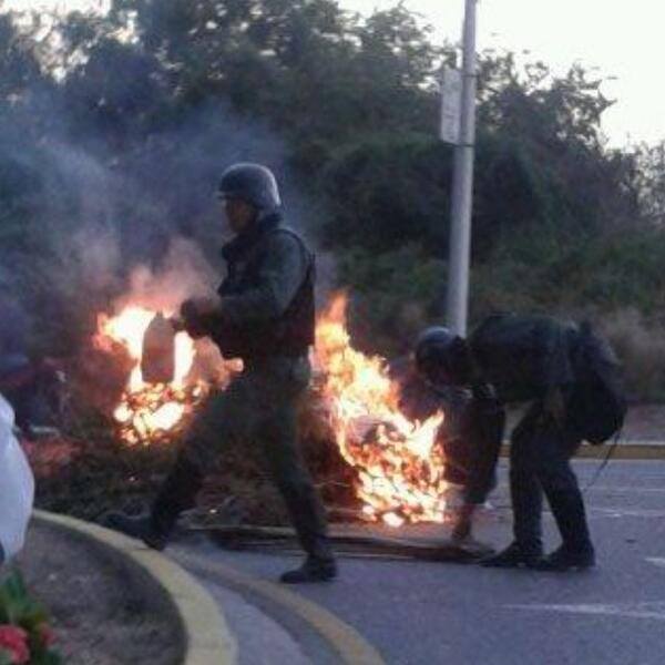 20140702130120-cubazuela-soldados-prendiendo-fuegos.jpg