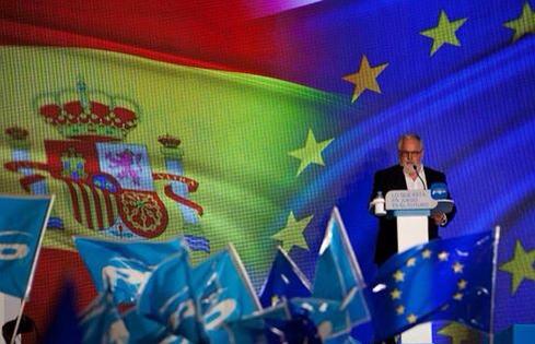 20141009011354-canete-banderas-espana-y-europa.jpg