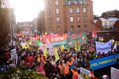 Zehntausende protestieren gegen irisches Sparpaket