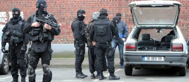 Une des arrestations près de Roubaix, mercredi matin.