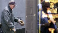 Armut in Irland - Bettler vor Schmuckgeschäft